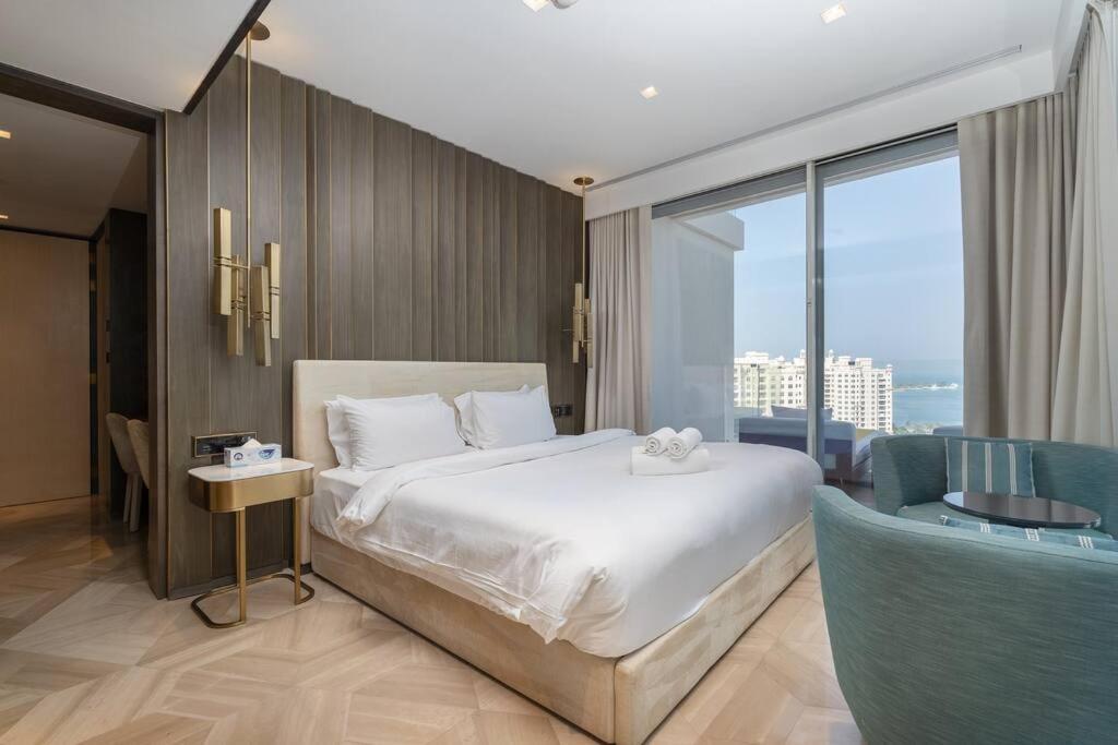 Experience The Luxe Life In The Palm! *